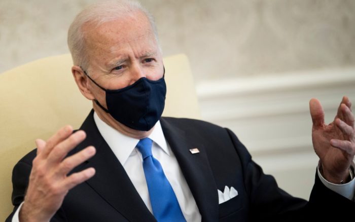 Biden califica como ‘pensamiento neandertal’ eliminar restricción de cubrebocas en algunos estados de EU