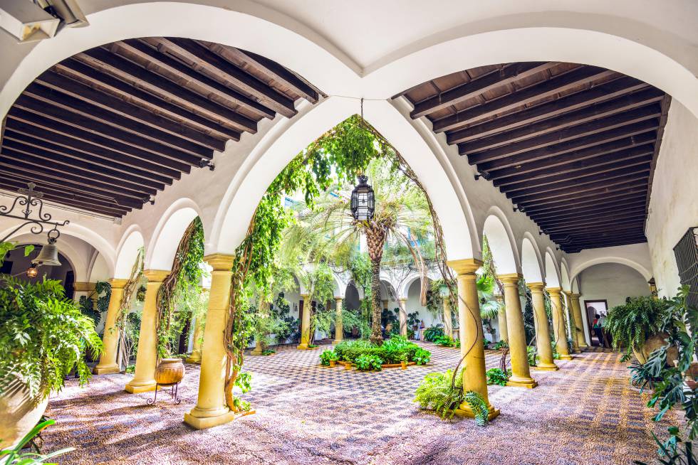 Un patio con jardín en los terrenos del Palacio de Viana, en Córdoba.