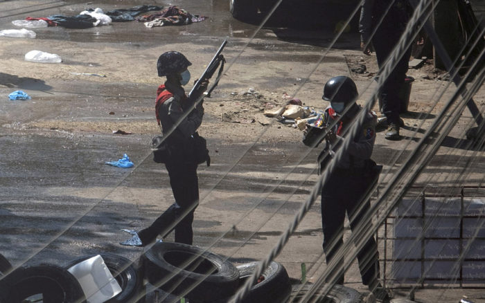 Policía de Myanmar disuelve protestas tras día más sangriento desde el golpe