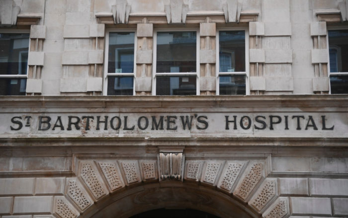 Príncipe Felipe, esposo de la reina Isabel II, fue sometido a exitoso procedimiento cardíaco