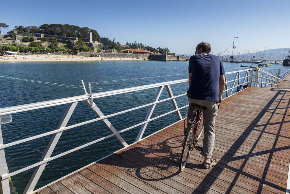 El castillo de Monterreal, en Baiona, visto desde la marina de la villa.