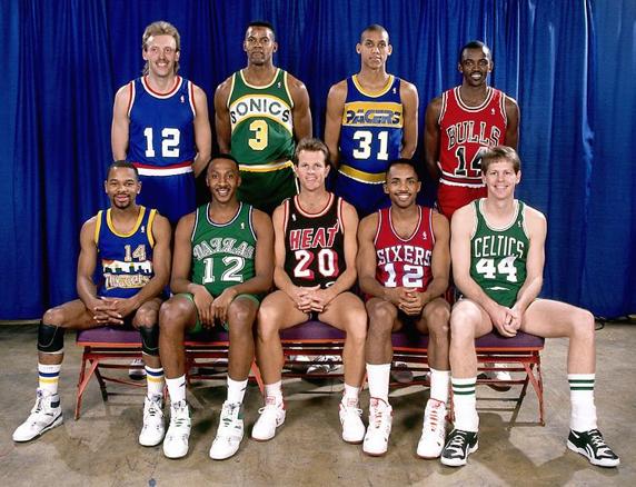 Rimas Kurtinaitis (arriba a la izquierda), junto a los otros participantes en el Concurso de Triples de la NBA de 1990
