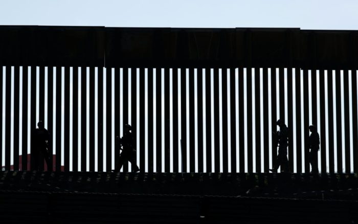 Funcionarios de Biden visitan frontera con México ante aumento de migración