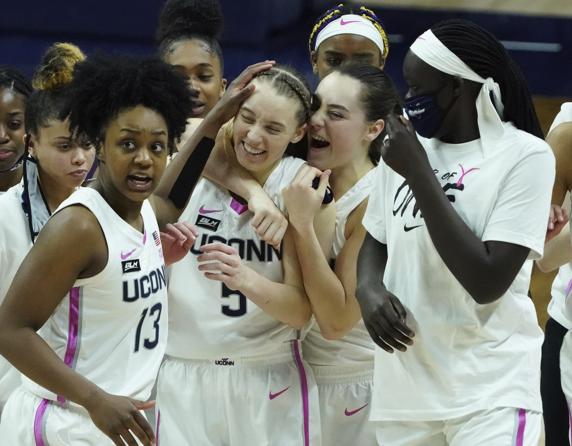 Bueckers felicitada por sus compañeras de UConn