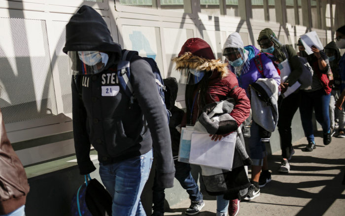 Corte Suprema de EU desecha disputa sobre normas de inmigración de Trump