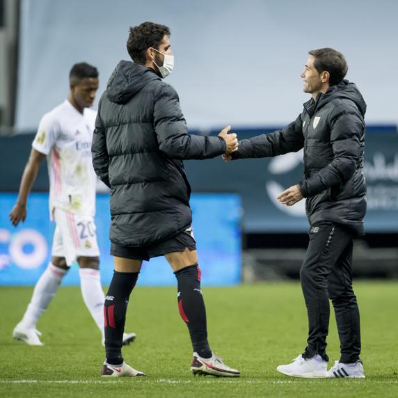 Raúl García y Marcelino se dan la mano tras eliminar al Real Madrid en la Supercopa.