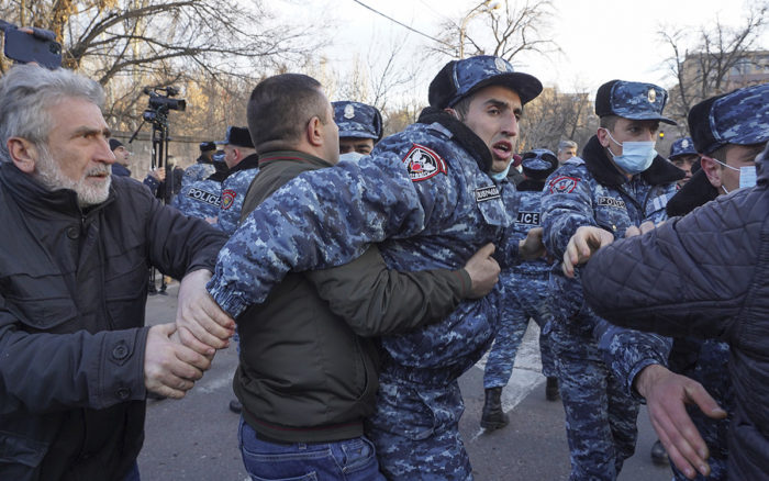 Armenia: Primer ministro considera ‘legalmente destituido’ al jefe del Estado Mayor de las Fuerzas Armadas