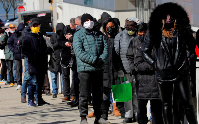 Estadounidenses negros e hispanos, desplazados en programas de vacunación anti-Covid