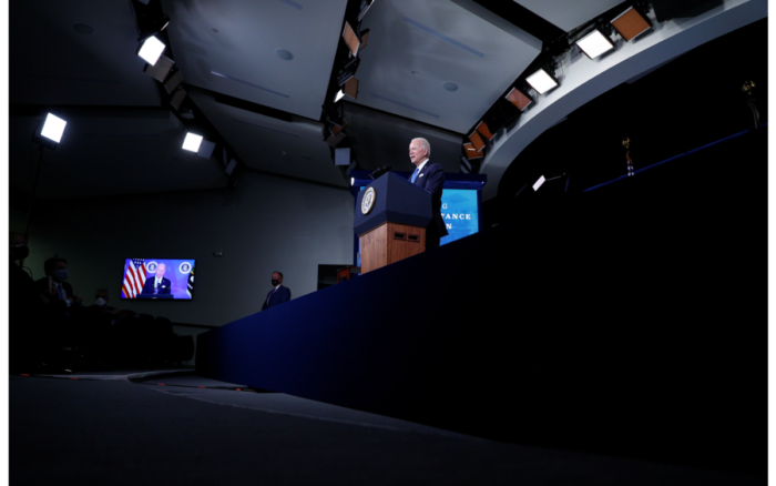 Estadounidenses serán vacunados primero y superávit de dosis se compartirá con el mundo: Biden