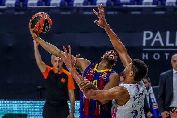 Davies intenta lanzar ante Tavares.