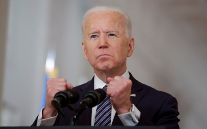 ‘Saldremos más fuertes’ de la pandemia de coronavirus, promete Biden a estadounidenses