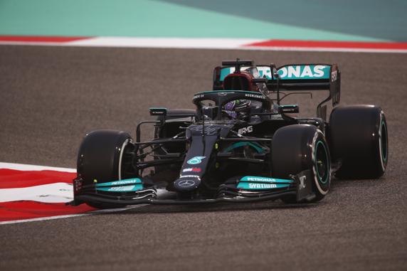 Lewis Hamilton, rodando por la tarde