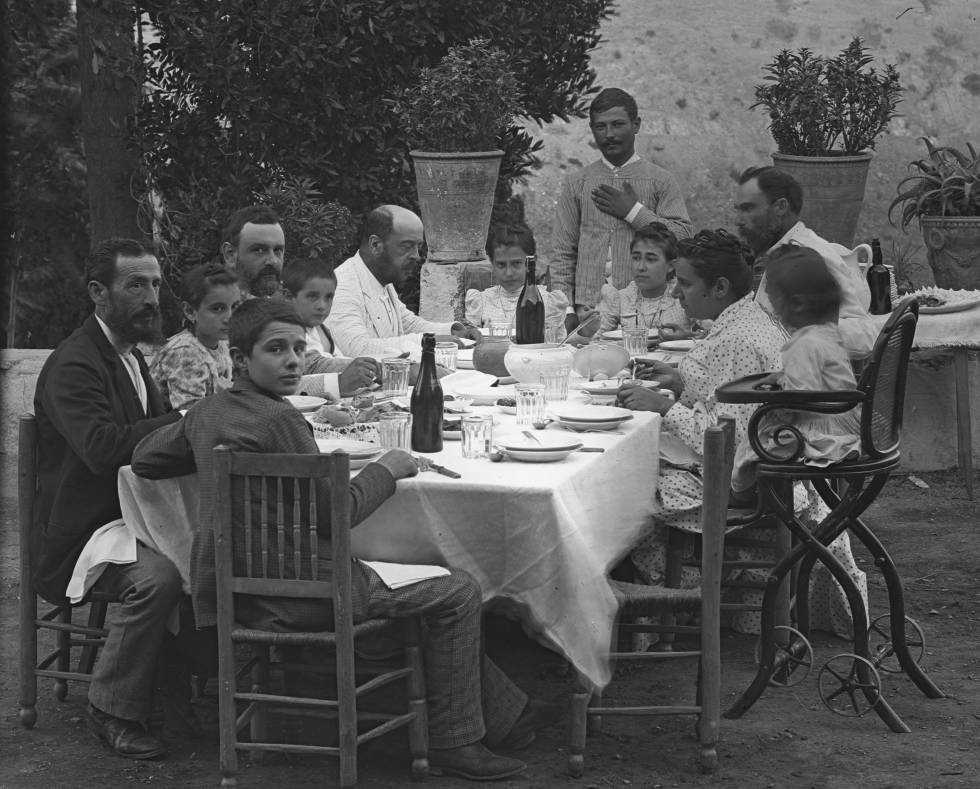Foto de Pablo Picasso (en primer plano, sentado en la silla de madera) en un almuerzo familiar en el lagar de Llanes, en 1896.