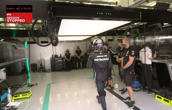 Hamilton, volviendo a su box sin quitarse el casco