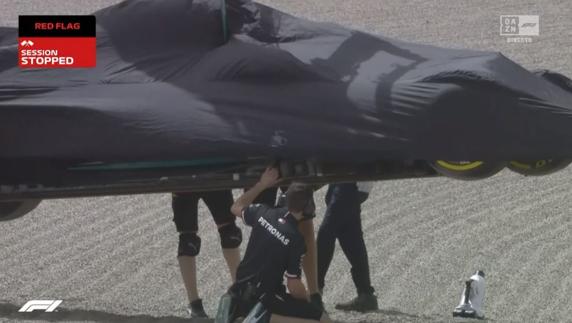 Los mecánicos de Mercedes, tratando de tapar el fondo plano de su coche