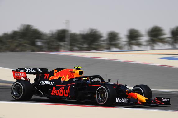 Checo Pérez, con el RB16B en Bahrein
