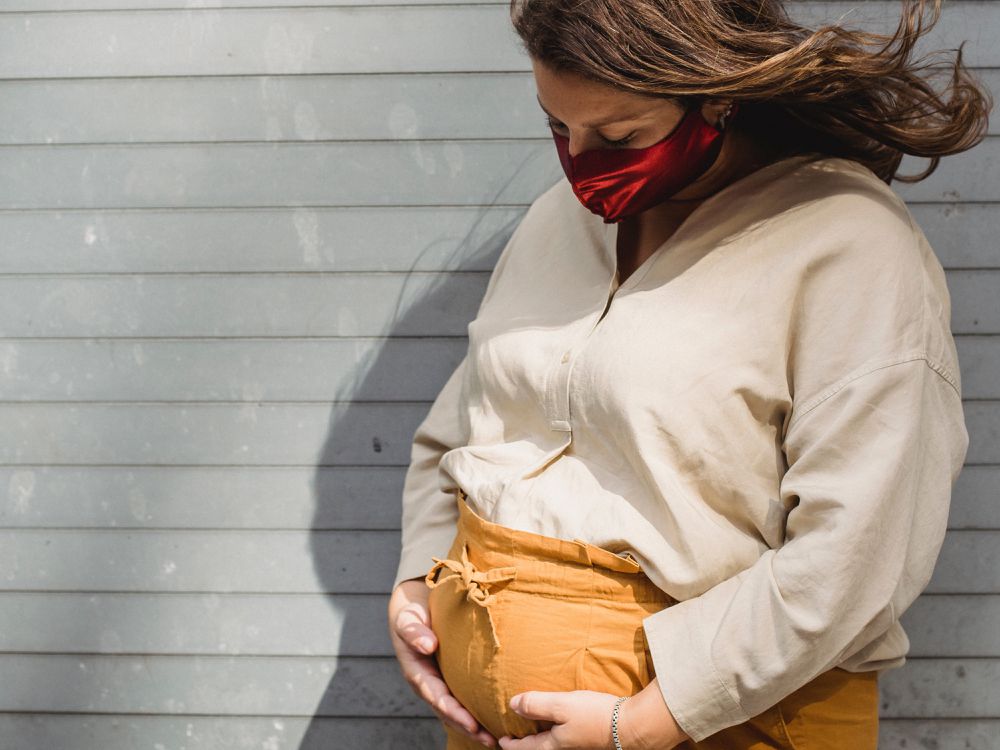 Un año de pandemia: embarazos más angustiosos y partos con mascarilla