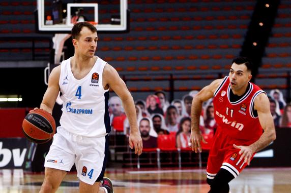 Kevin Pangos, ante Kostas Sloukas durante el Olympiacos-Zenit de la semana pasada.