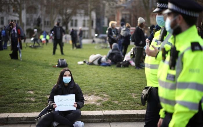Tras el operativo durante el homenaje a Sarah Everard, Johnson pide escuchar a las mujeres