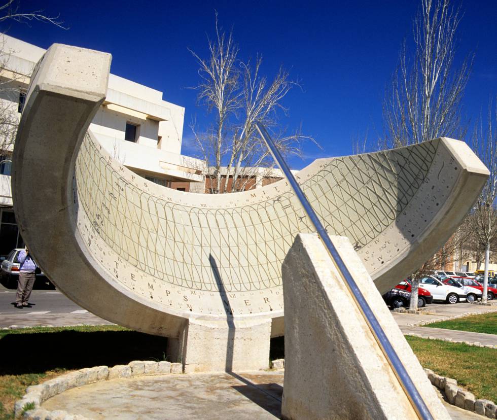 Un ejemplar cilíndrico realizado en hormigón en el paseo marítimo de Palma (Mallorca).