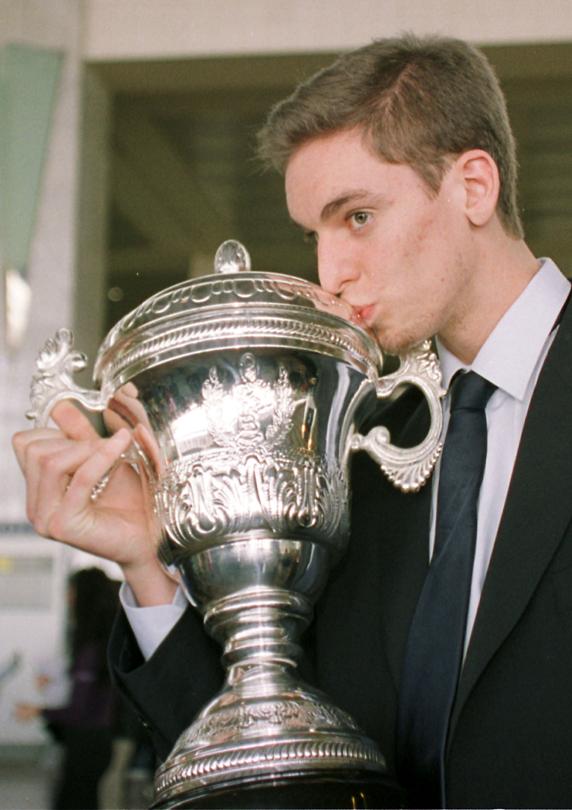 Pau Gasol, con la Copa de 2001