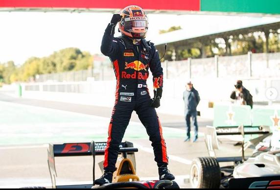 Yuki Tsunoda, celebrando su primer triunfo en F3 en Italia