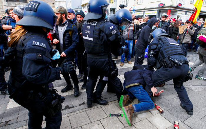 Policía usa cañones de agua para dispersar protesta por el confinamiento en Kassel, Alemania | Video