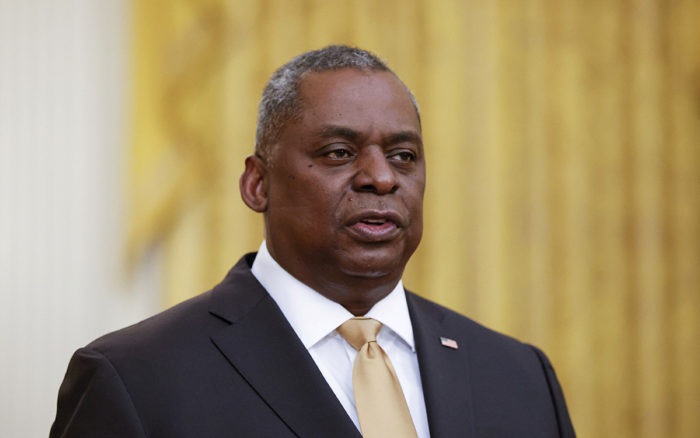 Secretario de Defensa de EU llega a Kabul en visita sorpresa para evaluar avances del acuerdo de paz