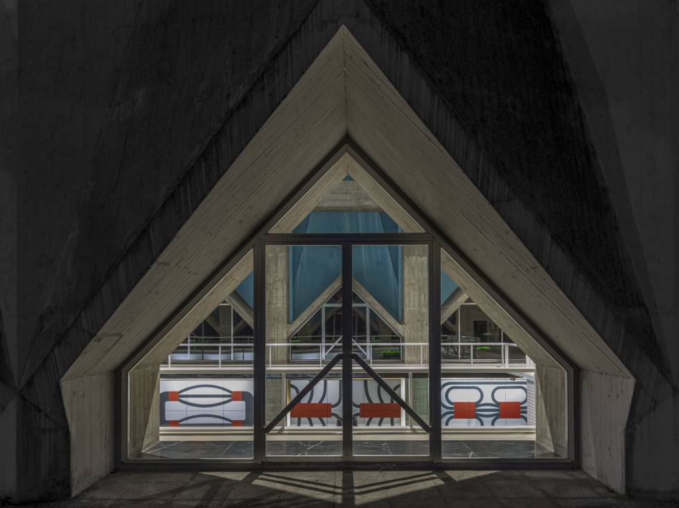 Interior de la central hidroeléctrica de Proaza, diseñada por Joaquín Vaquero Palacios, a media hora en coche de Oviedo.