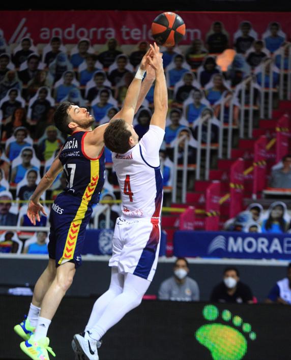 Sergi García (i) disputa un balón con Frankie Ferrari, base italiano del Manresa