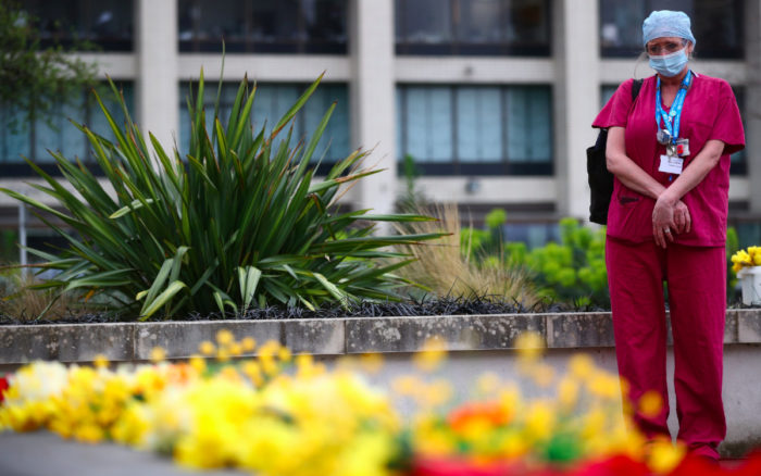 A un año de su primer confinamiento, Reino Unido recuerda a muertos por Covid-19