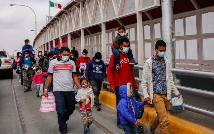 Familias migrantes en frontera de EU encaran políticas dispares