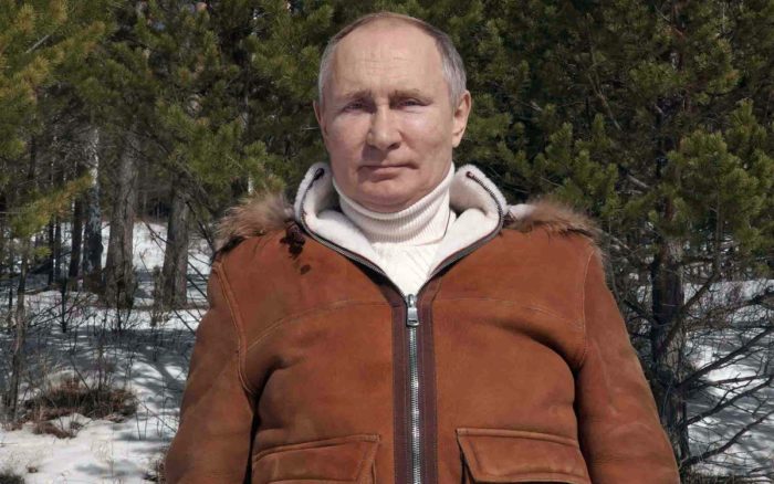 Putin recibe primera dosis de vacuna contra Covid; no especifican cuál