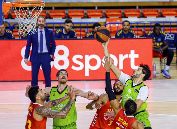 Leo Meindl busca el aro ante la defensa del UCAM