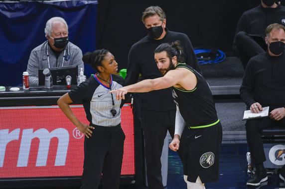 Ricky Rubio protesta una decisión arbitral durante el encuentro.