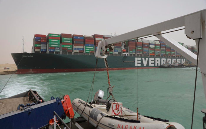 Canal de Suez suspende tráfico; continúan esfuerzos para liberar buque atascado | Mapa