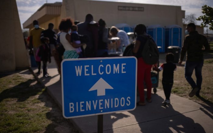 EU planea ir a por los ‘coyotes’ detrás del alza de migrantes en la frontera con México: Funcionario-EU