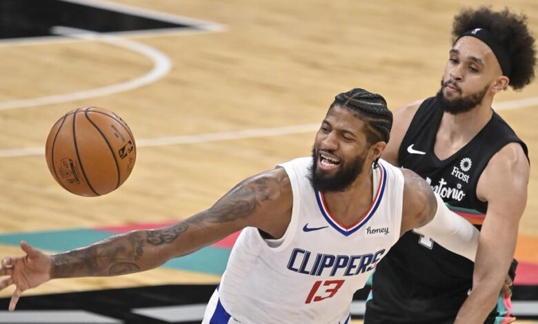 Paul George lucha un balón con Derrick White en el segundo enfrentamiento consecutivo entre Clippers y Spurs