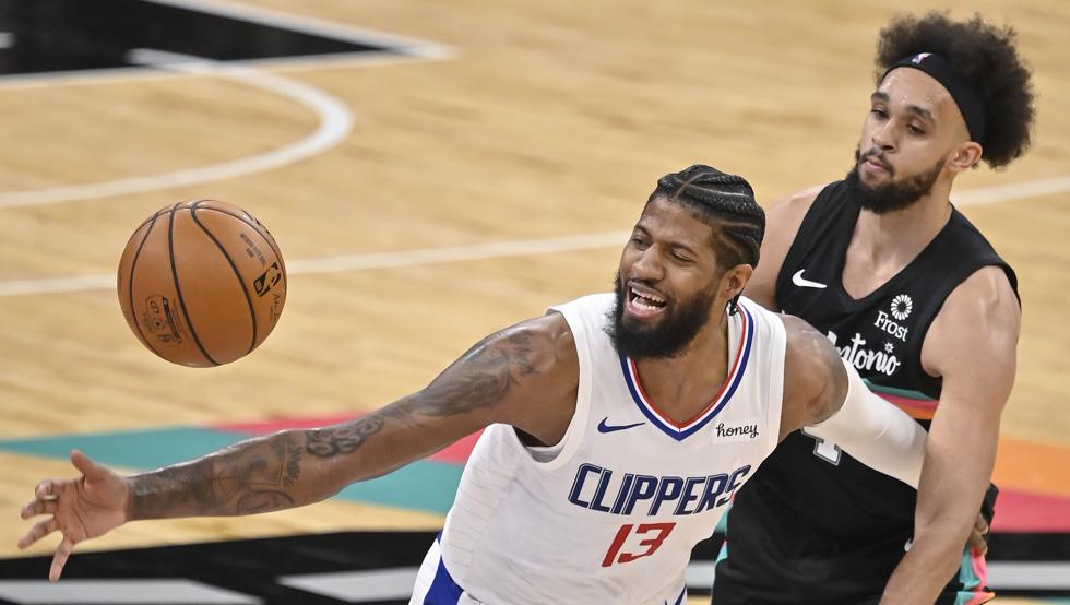 Paul George lucha un balón con Derrick White en el segundo enfrentamiento consecutivo entre Clippers y Spurs
