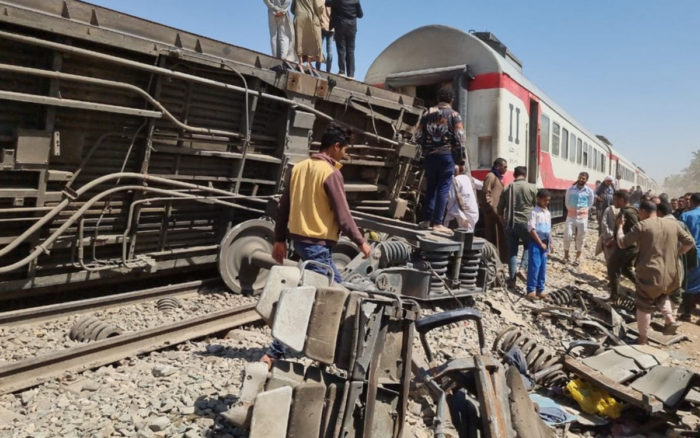 Al menos 32 muertos y decenas de heridos tras choque de dos trenes en Egipto | Videos