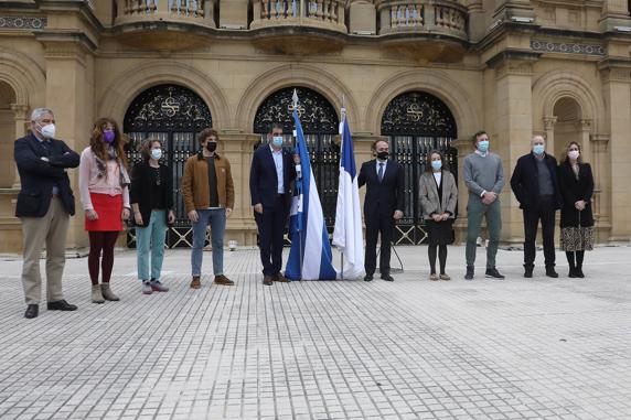Jokin Aperribay y algunos consejeros de la Real con la corporación municipal
