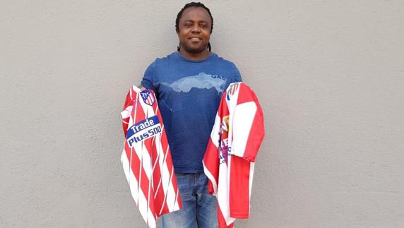 Gilles Teguia, padre de Cedric, posa para MD con la camiseta del Atleti y del Rugby Atleti