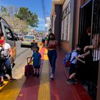 Las escuelas han echado mano de las mascarillas, el distanciamiento y los controles de temperatura para atenuar el peligro de contagios de coronavirus, sobre todo a las horas de entrada y salida de clases, como ocurre en la escuela Ascensión Esquivel, en la ciudad Alajuela. El efecto del retorno de las clases sobre los contagios ha sido mínimo en Costa Rica.