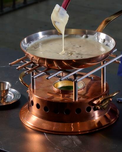 El chef incorpora hojas de gelatina en la bechamel, a la derecha, para lograr que sea fundente.