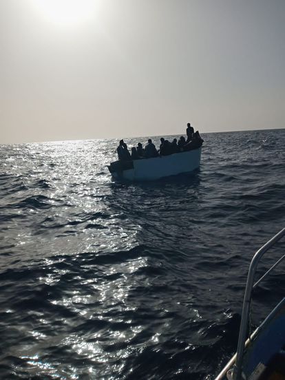 Patera hallada por el pescador Juan Manuel Cabrera. Tres de sus ocupantes fallecerían ahogados poco después.