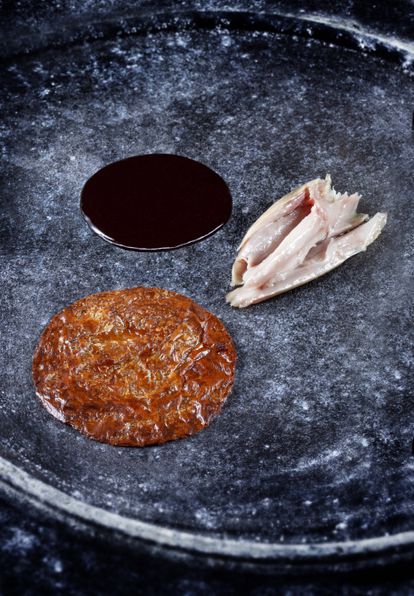 El plato de Guerrero para Canal Historia que simboliza la comunión: una receta de cordero con una ostia de comunión en forma de piel crujiente elaborada con yuba de soja, cogollo y mantequilla de kombu.