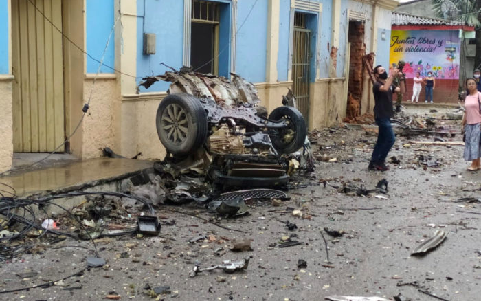 43 personas lesionadas en ataque con carro bomba de disidentes de las FARC en Colombia | Video