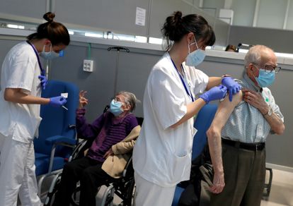 Vacunación de personas mutualistas mayores de 80 años en el Hospital Enfermera Isabel Zendal en Madrid la semana pasada