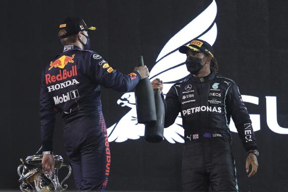 Verstappen y Hamilton se saludan tras la carrera, después de una tremenda lucha final