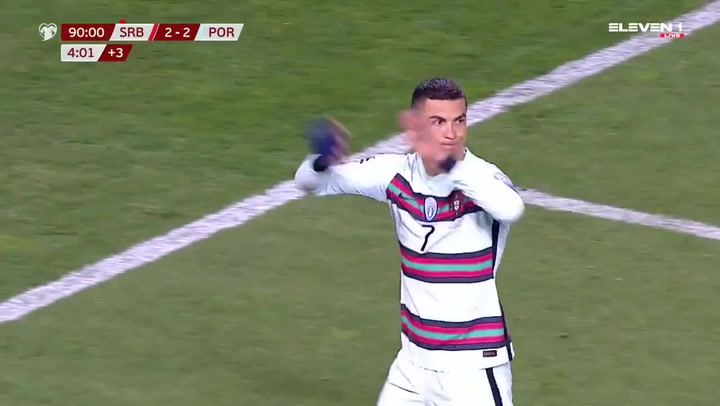 Cristiano enloquece con un ‘gol fantasma’ y tira el brazalete al suelo Cristiano enloquece con un ‘gol fantasma’ y tira el brazalete al suelo